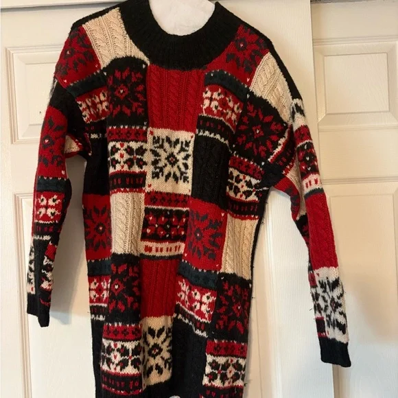 Beautiful 100% Wool Pullover Sweater! Warm and cozy for these cold days. - Picture 4 of 5
